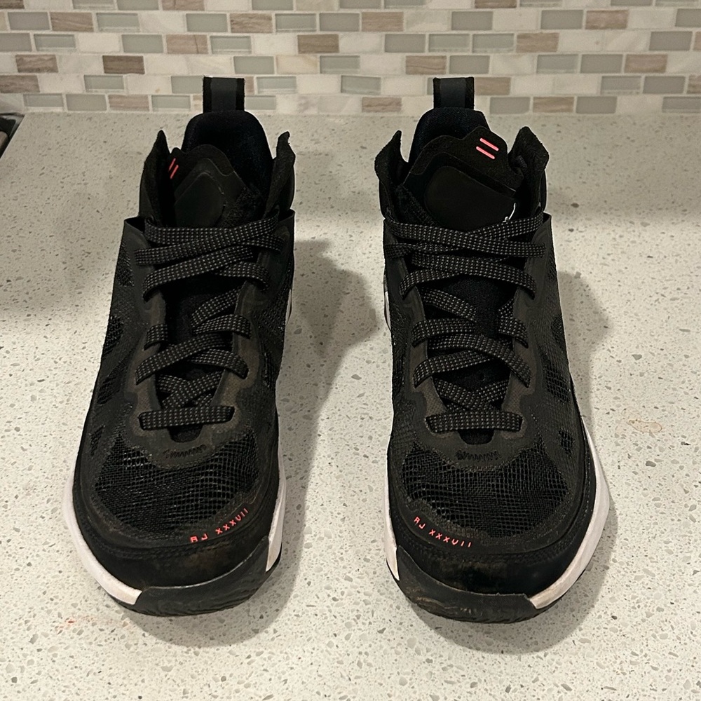 Jordan Air XXXVII GS Boys Shoe size 5
